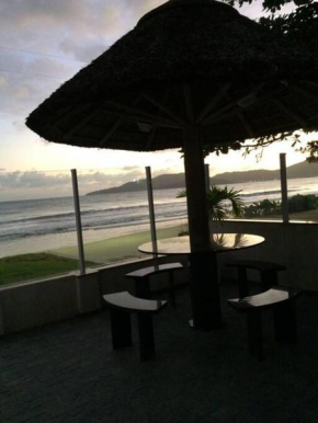 Linda casa de frente para o mar em Balneário Perequê PB